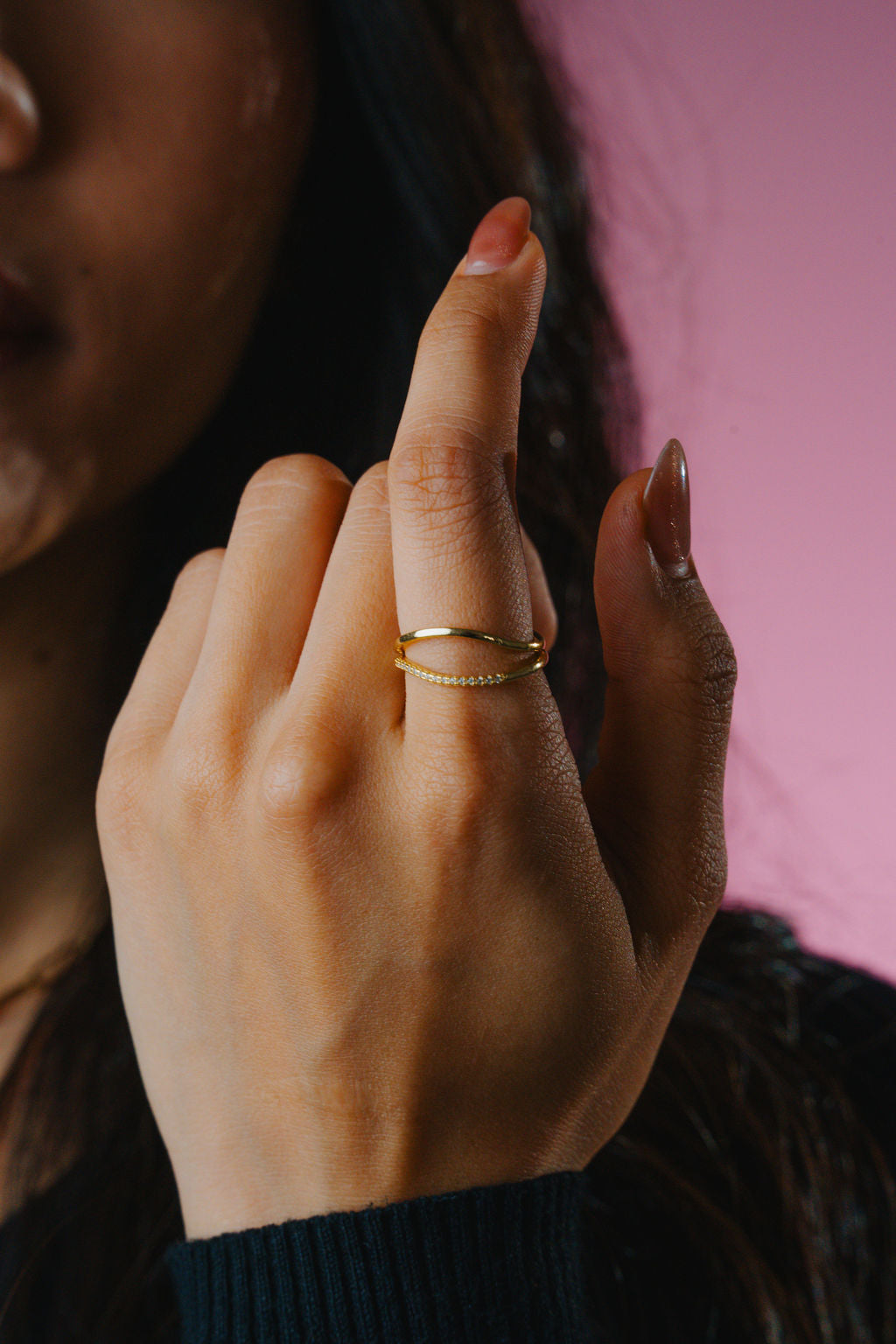 Duo Wave Stacking gold Ring on han